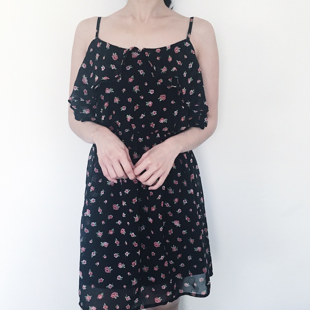 ⭐️ Flowy and Strappy Floral Print Dress Size Small